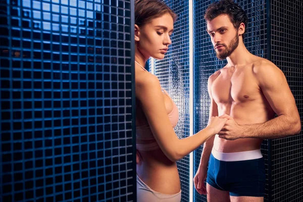Young caucasian man with woman in bathroom — Stock Photo, Image