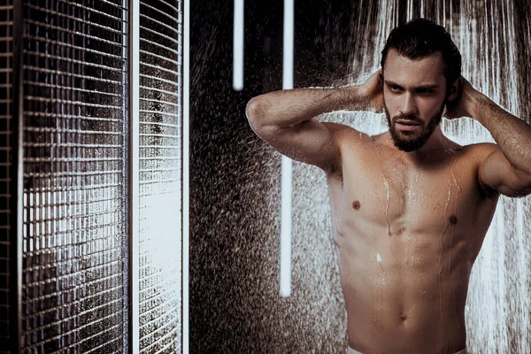 Joven caucásico hombre tomando ducha y disfrutar — Foto de Stock