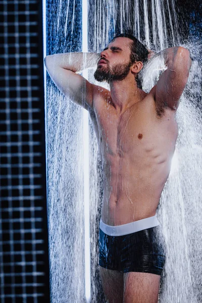 Hombre atlético en baño de ducha — Foto de Stock
