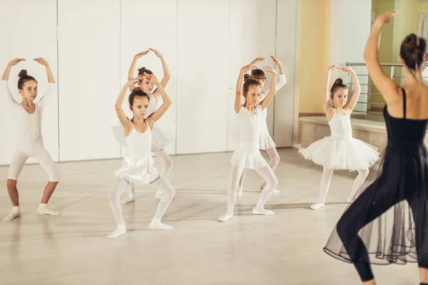 Professional ballet dancer teach kids to dance — Stock Photo, Image