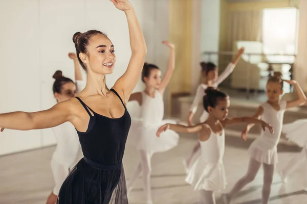 Giovane ballerina spettacolo posa giusta per i bambini in studio — Foto Stock