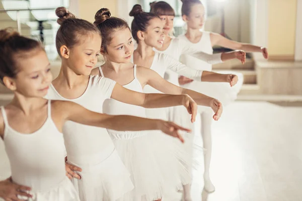Bedårande kaukasiska små flickor klädda som en ballerina i vit tutu i studio — Stockfoto