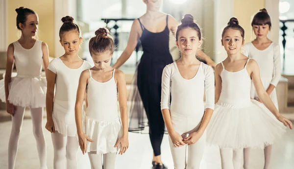 Pequenas bailarinas meninas pronto para pré-formar dança clássica — Fotografia de Stock