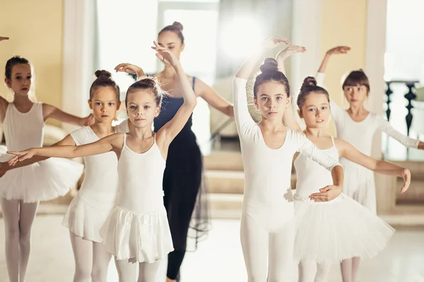 Attraktiv smal ballerina kvinna undervisar sina elever i balett klass — Stockfoto