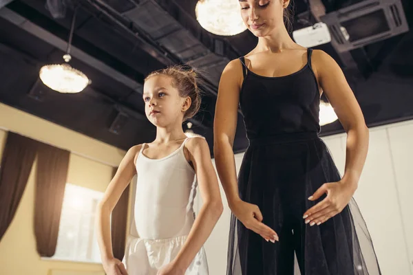 Balerina muda melatih gadis kecil di studio balet — Stok Foto