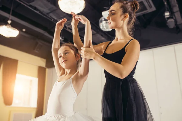 Lärare ballerina lärare och liten flicka nybörjare — Stockfoto