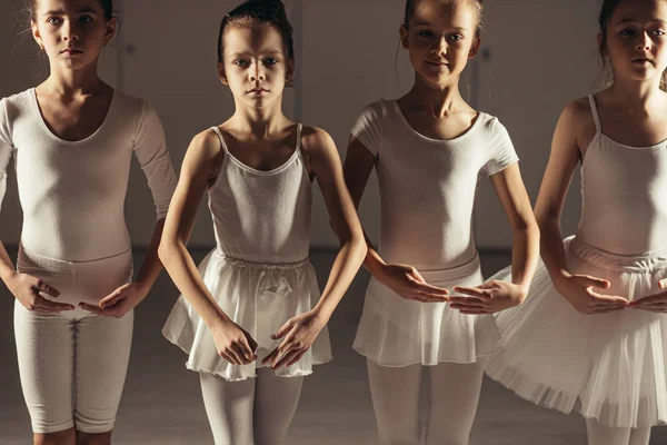 Koreografisk dans balett av vackra kaukasiska barn i studio — Stockfoto