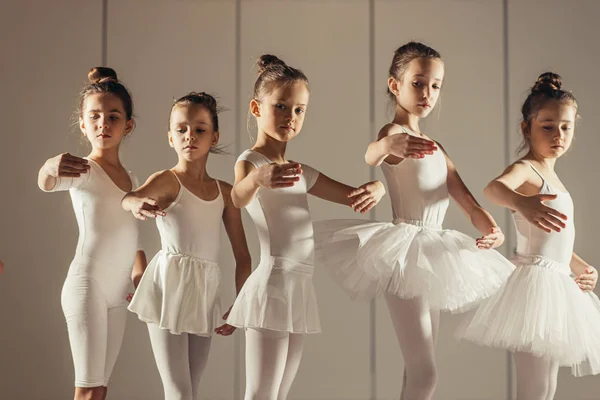 Flitiga balett barn drömmer om att bli stora ballerinor — Stockfoto