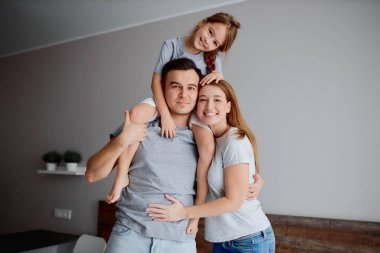 duygusal anne-baba ve kızı evde poz veriyor