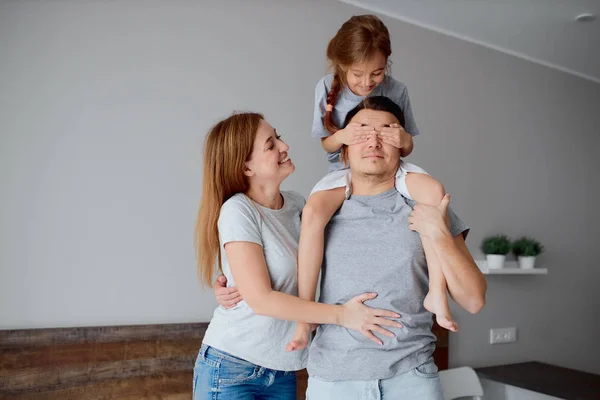 Tiempo libre en casa de padres pequeños y niños — Foto de Stock