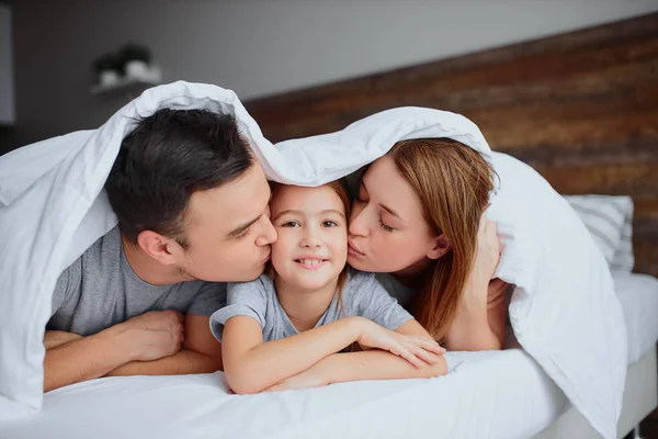 Belle famille sur le lit — Photo