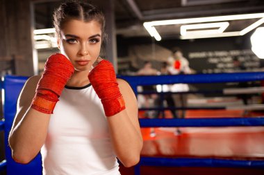 Spor üniformalı genç Mma kız boks ringinde dövüşmeye hazır.