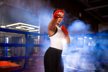 Kendinden emin genç kadın boksör eğitimi