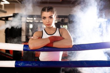 Spor salonunda kendine güvenen bir bayan boksör
