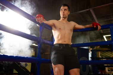 Dövüş sırasında güzel genç kickboksör, boks