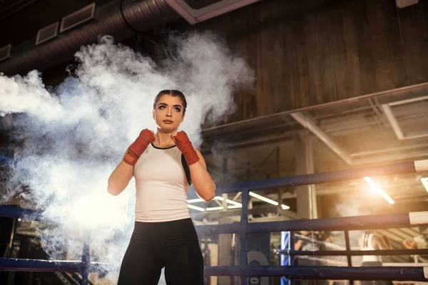 Joven chica MMA en uniforme deportivo listo para luchar en el ring de boxeo —  Fotos de Stock