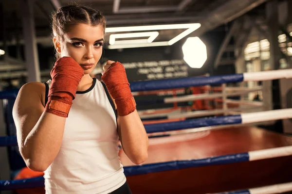 Zelfverzekerde jonge vrouw bokser training — Stockfoto