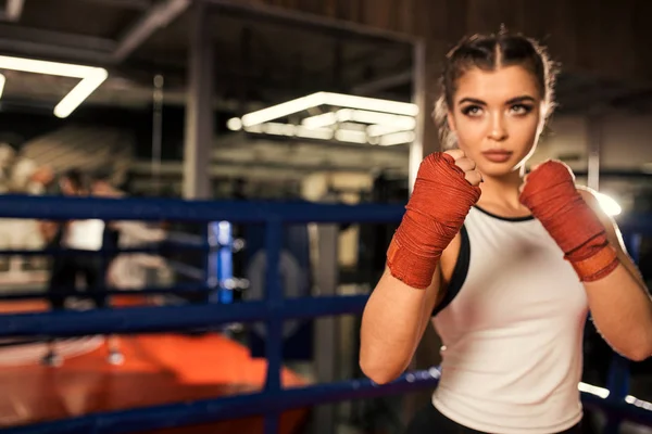 Entrenamiento femenino en forma joven, boxeo en anillo —  Fotos de Stock