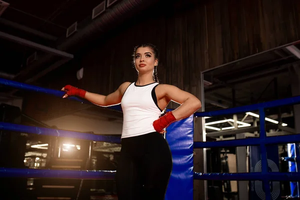 Retrato de hermosa mujer deportiva en el anillo — Foto de Stock