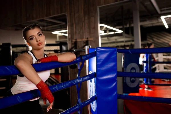 Eğitimden sonra yorgun kadın boksör — Stok fotoğraf