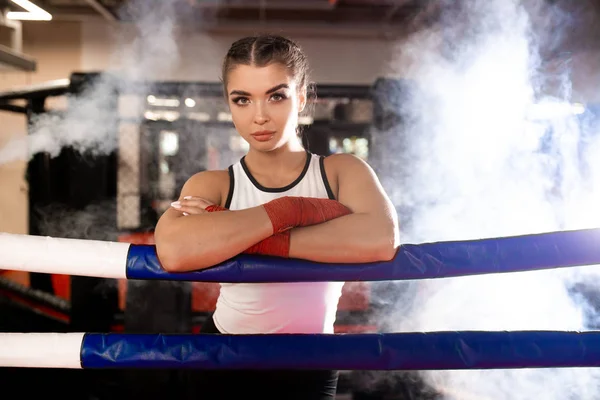 Confiado boxeador femenino en gimnasio — Foto de Stock