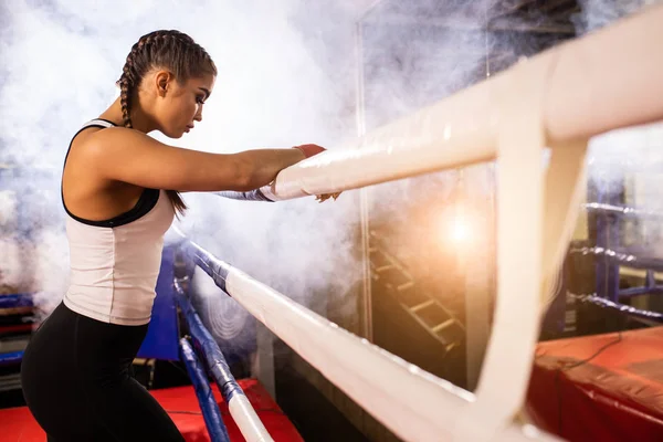 Измученная женщина-боксер после тренировки — стоковое фото