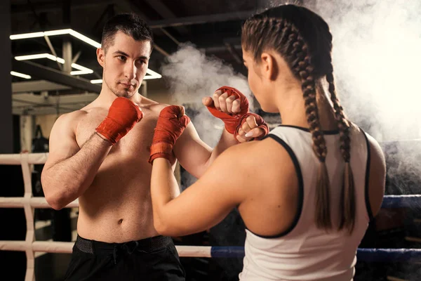 Lutando contra pessoas caucasianas, homem e mulher juntos no ringue de boxe — Fotografia de Stock