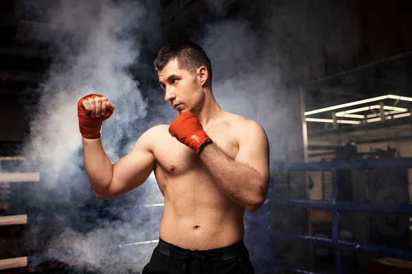 Atleta boxeador hombre en anillo —  Fotos de Stock