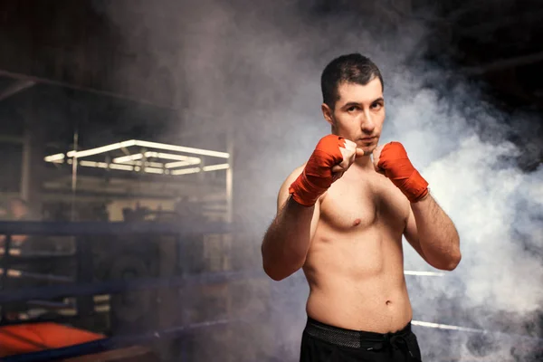Rozzlobený boxer muž v boji — Stock fotografie