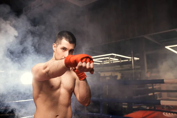 若い白人キックボクサーがリングで運動し — ストック写真