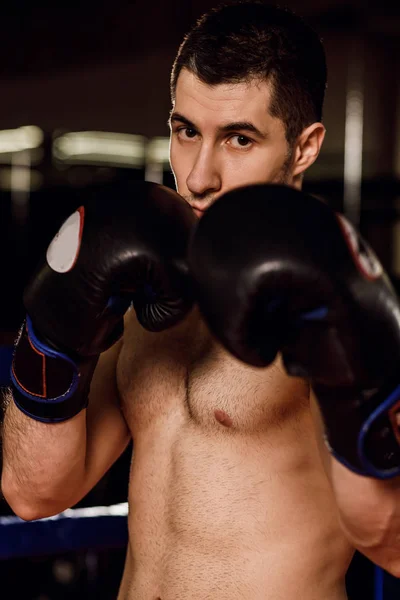 Boxeador profissional no anel — Fotografia de Stock