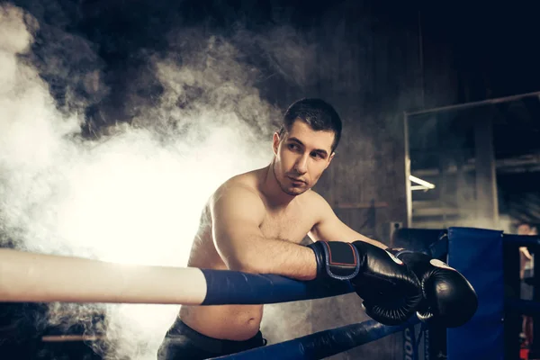 Portrét svalnatého silného boxera v kouři — Stock fotografie