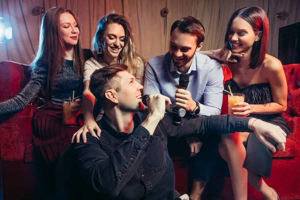 Retrato de gente caucásica feliz cantando en el micrófono en el bar de karaoke — Foto de Stock