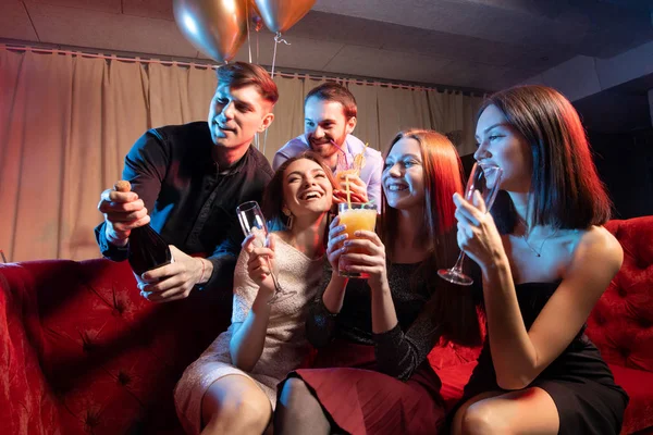 Fröhliche Freunde Mädchen und Jungen singen gemeinsam Karaoke in Bar — Stockfoto