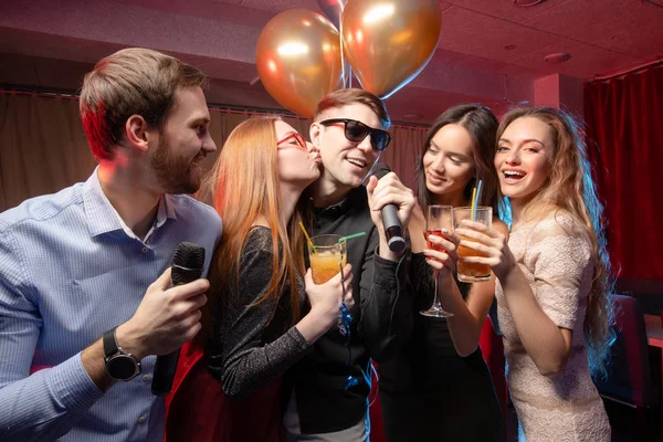 Grupo de amigos alegres cantando en el bar de karaoke — Foto de Stock