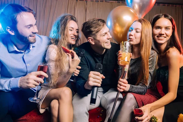 Juventud spand tiempo en karaoke bar juntos — Foto de Stock