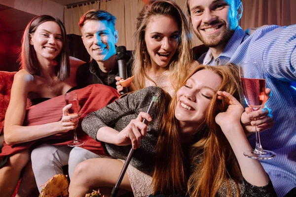 Jóvenes y hermosas personas caucásicas en el bar de karaoke — Foto de Stock