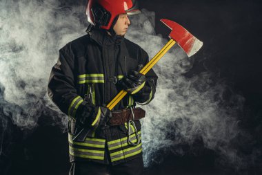 Kasklı itfaiyecinin fotoğrafı.