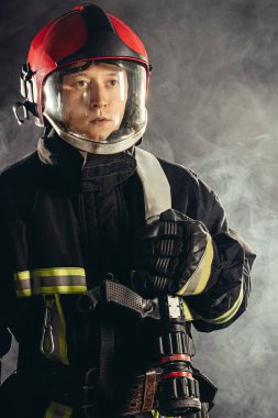 Kahraman adam insanları ateşten kurtarıyor.