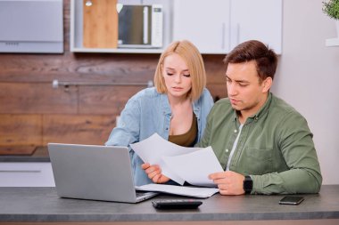 Genç bir adam ve bir kadın evde yeni bir başlangıç projesiyle çalışıyorlar.