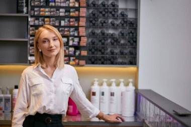 Kendine güvenen güzellik danışmanının portresi