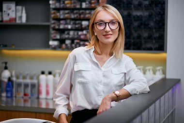 Genç ve güzel beyaz kadın satıcı ya da güzellik salonunda danışman.