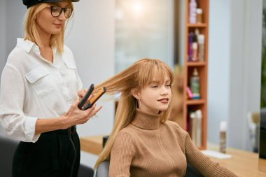 Günlük işlerini yapan profesyonel bir kuaför.