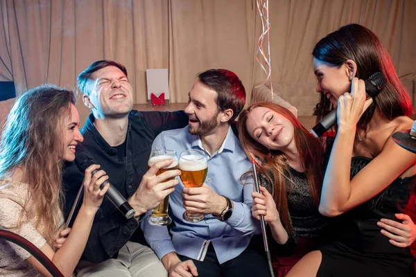 Fröhliche Erwachsene verbringen freien Tag im Karaoke — Stockfoto