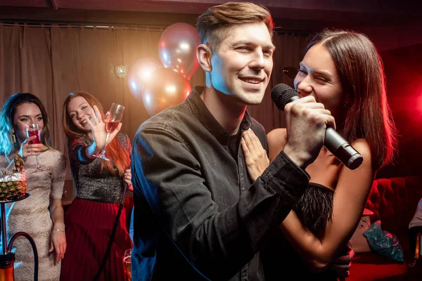 Mooi paar hebben vrije tijd in karaoke club — Stockfoto