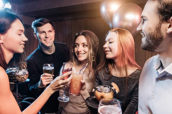 Νέοι και όμορφοι λευκοί άνθρωποι σε καραόκε μπαρ — Φωτογραφία Αρχείου