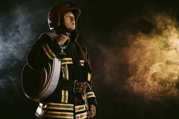 Corajoso bombeiro em uniforme — Fotografia de Stock