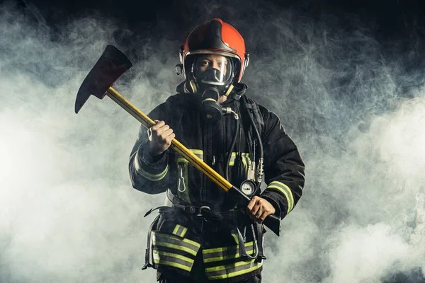 Bonito forte bombeiro com martelo — Fotografia de Stock