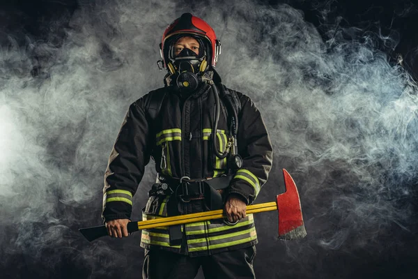 Foto eines Feuerwehrmannes mit Helm — Stockfoto