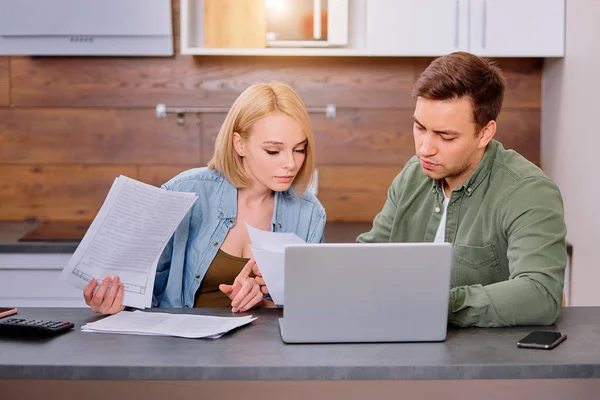 Kaukasisch echtpaar bespreken papieren met laptop, man en vrouw kamergenoten of man en vrouw controleren huur — Stockfoto